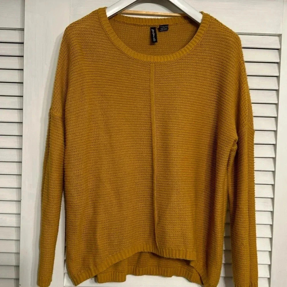 free for all women’s long sleeve sweater size medium gold color 100% acrylic